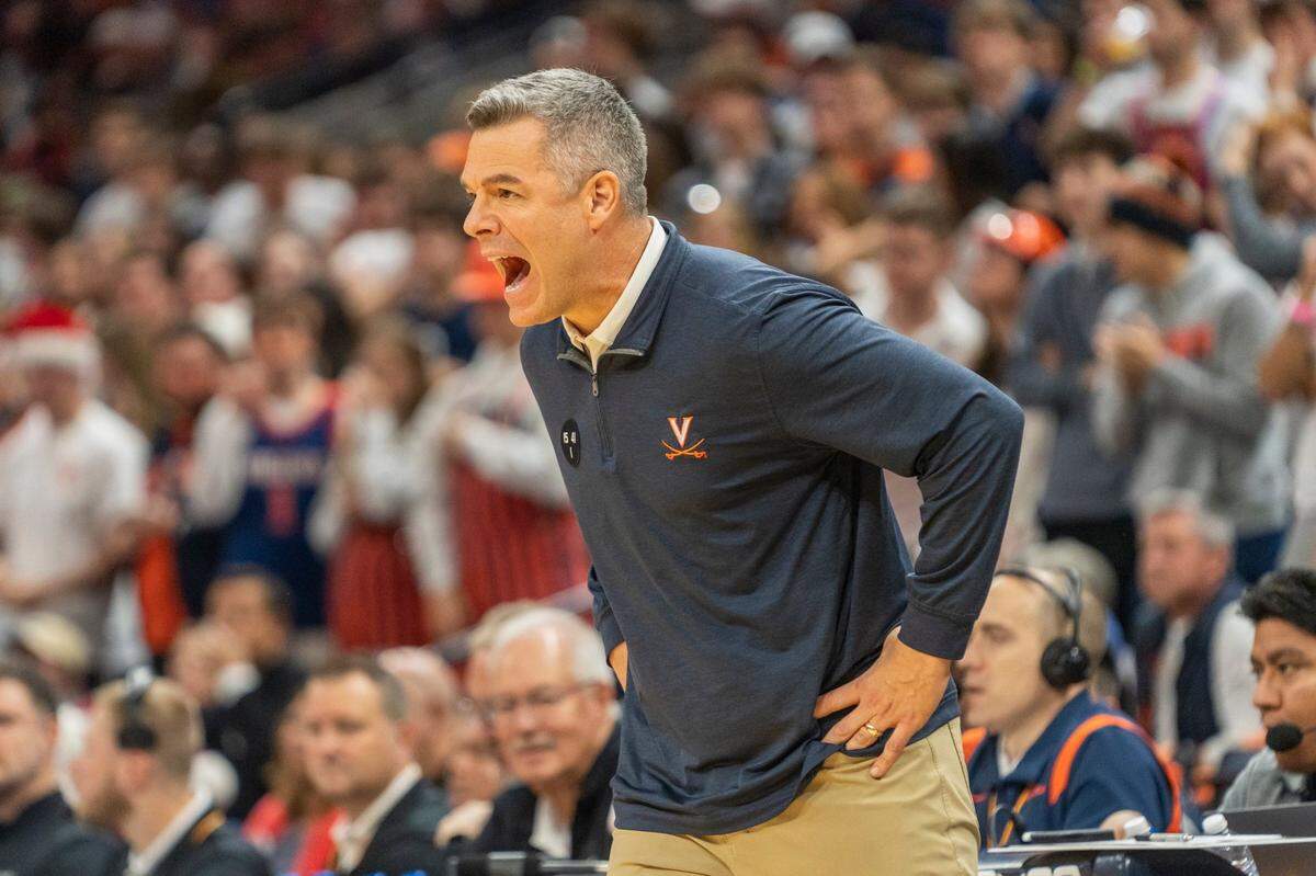 Virginia head coach Tony Bennett yells during the first half of an NCAA college basketball game against Houston in Charlottesville, Va., Saturday, Dec. 17, 2022. (AP Photo/Erin Edgerton)
