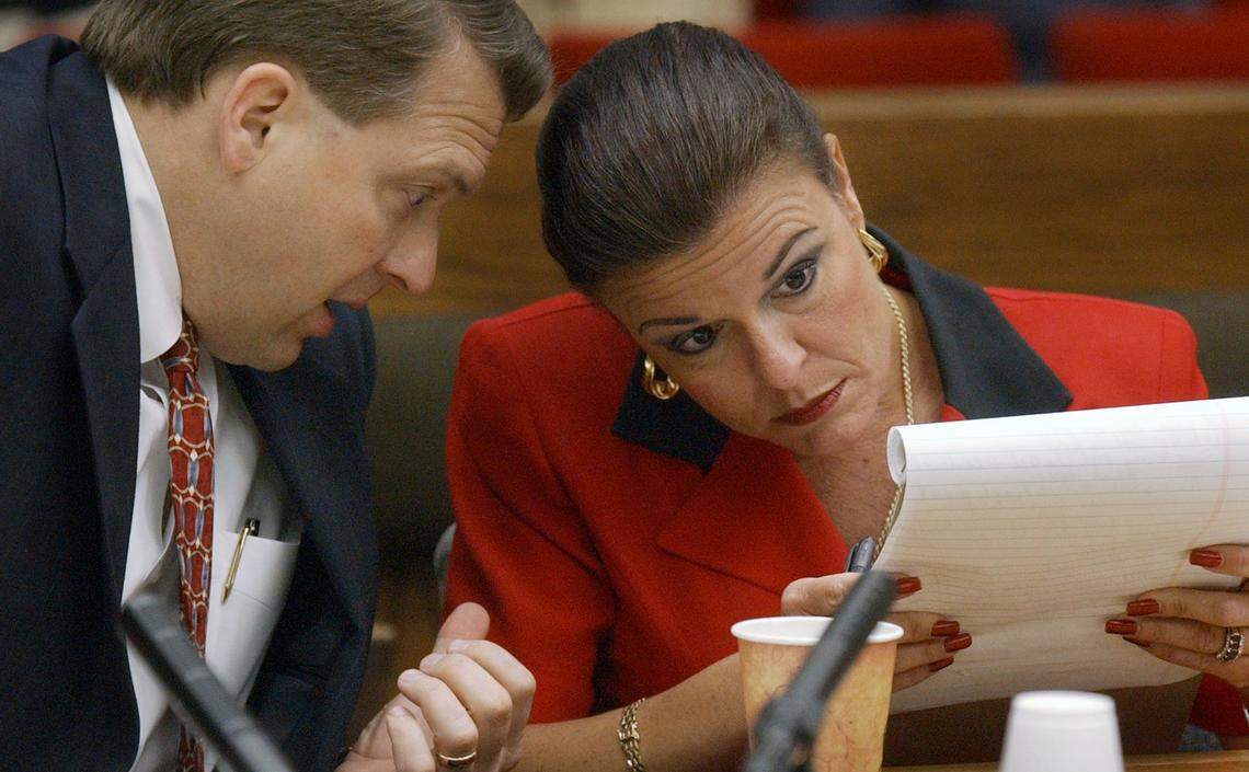 District Attorney Jim Hardin, left, confers with Assistant DA Freda Black during the 2003 murder trial of Michael Peterson.
