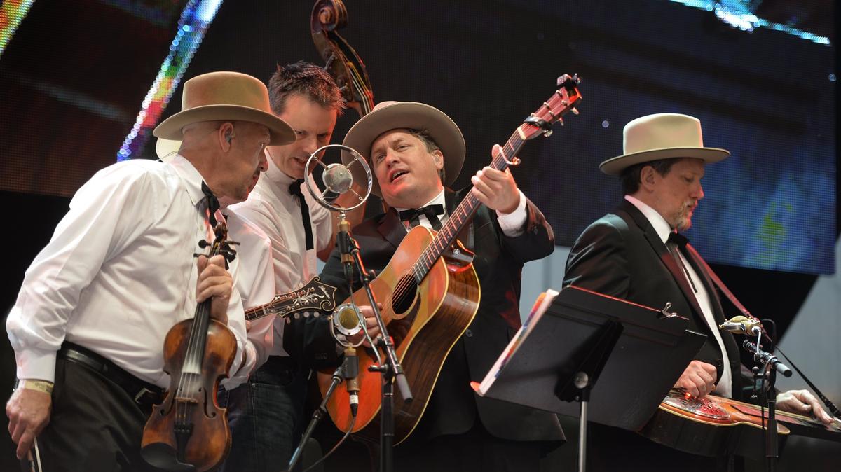 The Earls of Leicester formed to pay tribute to the music of Flatt & Scruggs. They won a Grammy for Best Bluegrass Album in 2014 and have won several IBMA awards.