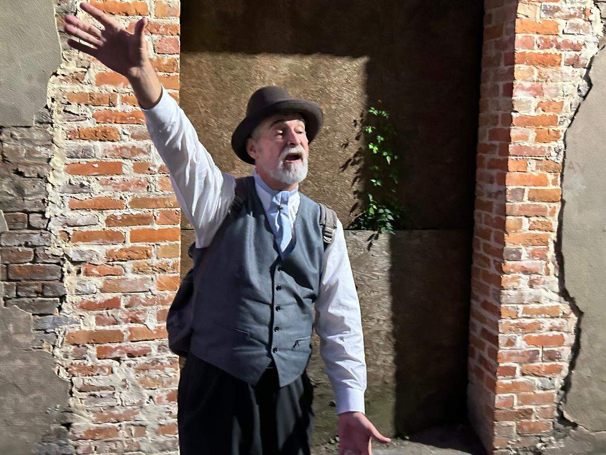 Storyteller Steve Little demonstrates how Gallus Meg would grab unruly patrons by the neck during a Ghost Walk of Old Wilmington.