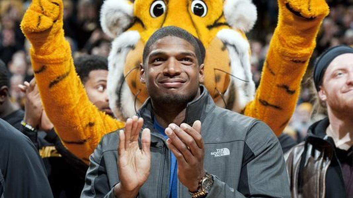 Michael Sam received the Arthur Ashe Courage Award at the 22nd annual ESPY Awards show on ESPN in 2014.