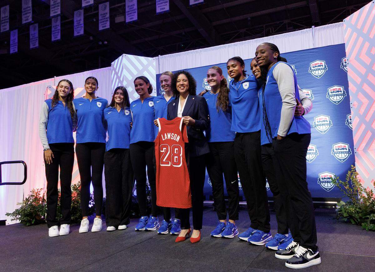 Duke women’s basketball head coach Kara Lawson poses for a photograph with her team after being named the 2025-2028 USA Basketball Women’s National Team head coach during a ceremony at Cameron Indoor Stadium on Tuesday, Sept. 23, 2025, in Durham, N.C.