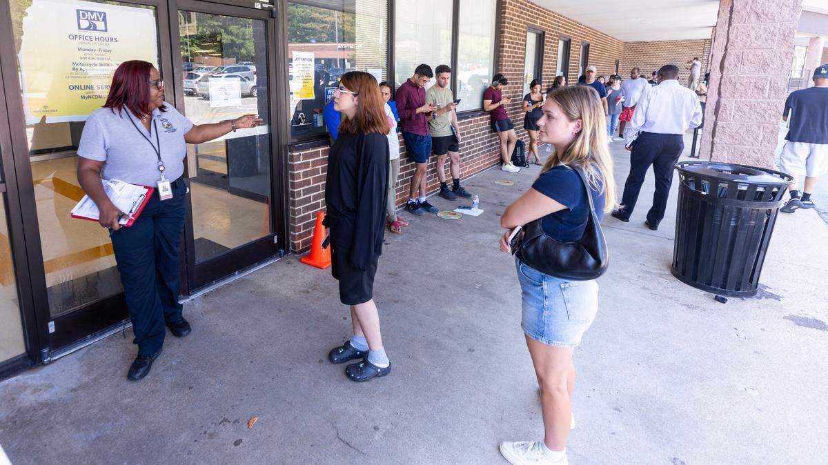 Drivers wait in line outside the NCDMV driver license office on Avent Ferry Road in Raleigh on Thursday, Aug. 29, 2024. As the state’s population grew by 2.4 million since 2003, the number of approved driver’s license examiners hasn’t changed, the Division of Motor Vehicles says.