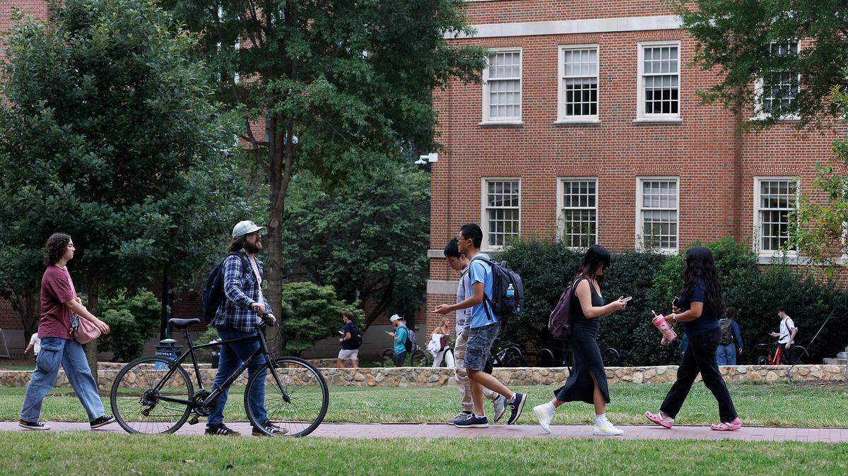 1People walk through Polk Place on the campus of UNC-Chapel Hill on Wednesday, Sept. 4, 2024.
