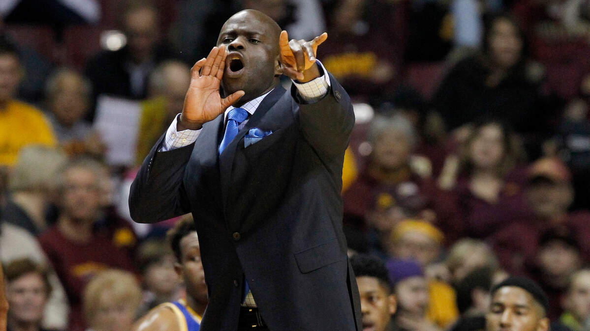 UMKC head coach Kareem Richardson calls out to his players during a game against Minnesota in Minneapolis, in November 2015.