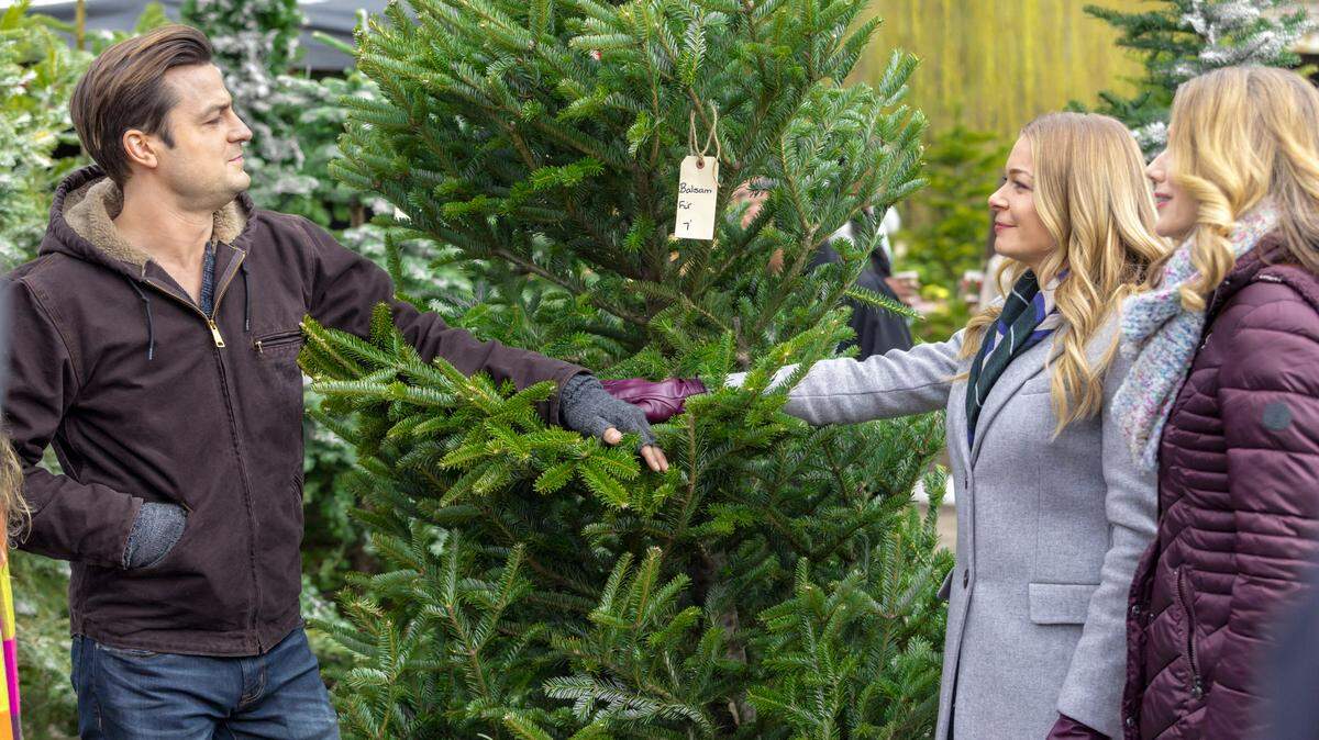 Tyler Hynes, left, and LeAnn Rimes in the Hallmark movie “It’s Christmas, Eve.”