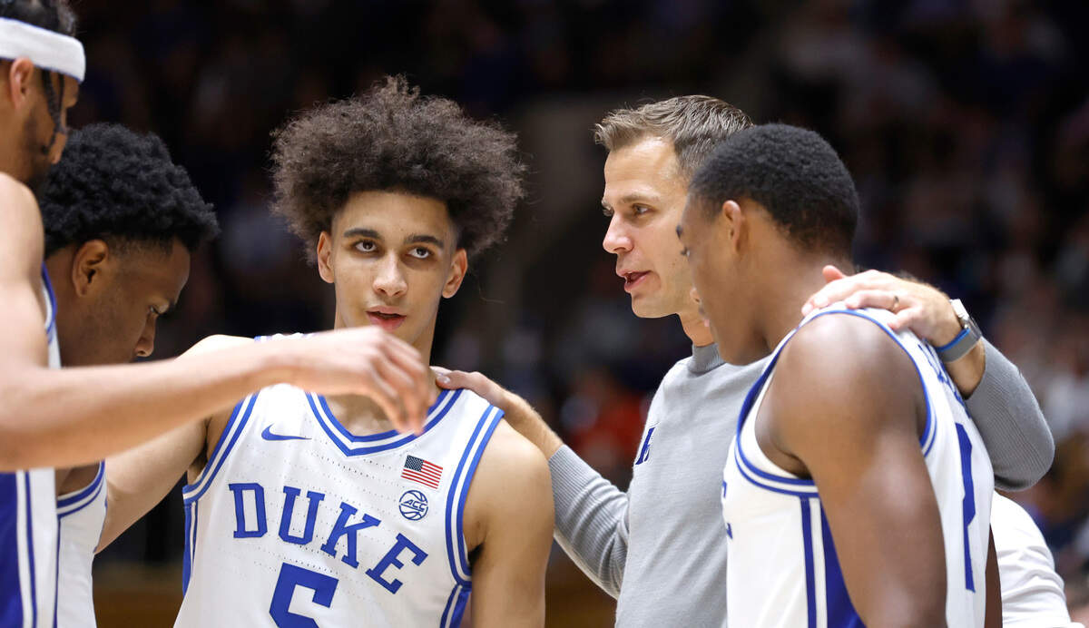 Duke head coach Jon Scheyer huddles with his team, including Tyrese Proctor (5) and Jaylen Blakes (2) during the second half of Duke’s 84-38 victory over USC Upstate at Cameron Indoor Stadium in Durham, N.C., Friday, Nov. 11, 2022.