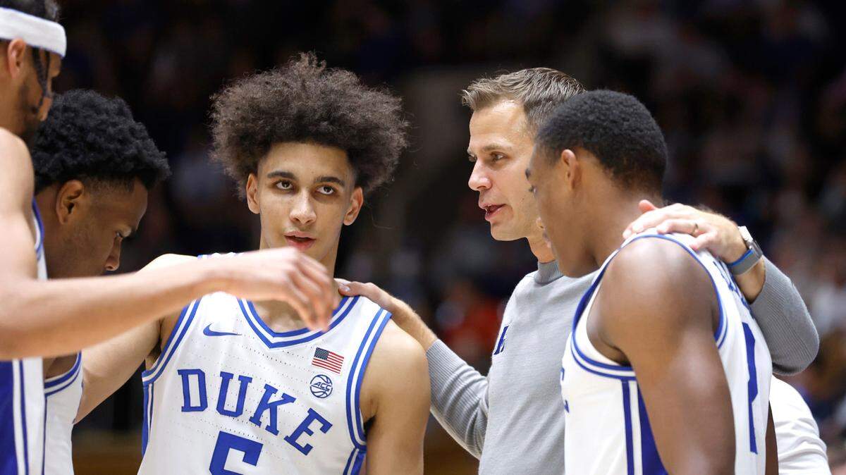 Duke head coach Jon Scheyer huddles with his team, including Tyrese Proctor (5) and Jaylen Blakes (2) during the second half of Duke’s 84-38 victory over USC Upstate at Cameron Indoor Stadium in Durham, N.C., Friday, Nov. 11, 2022.