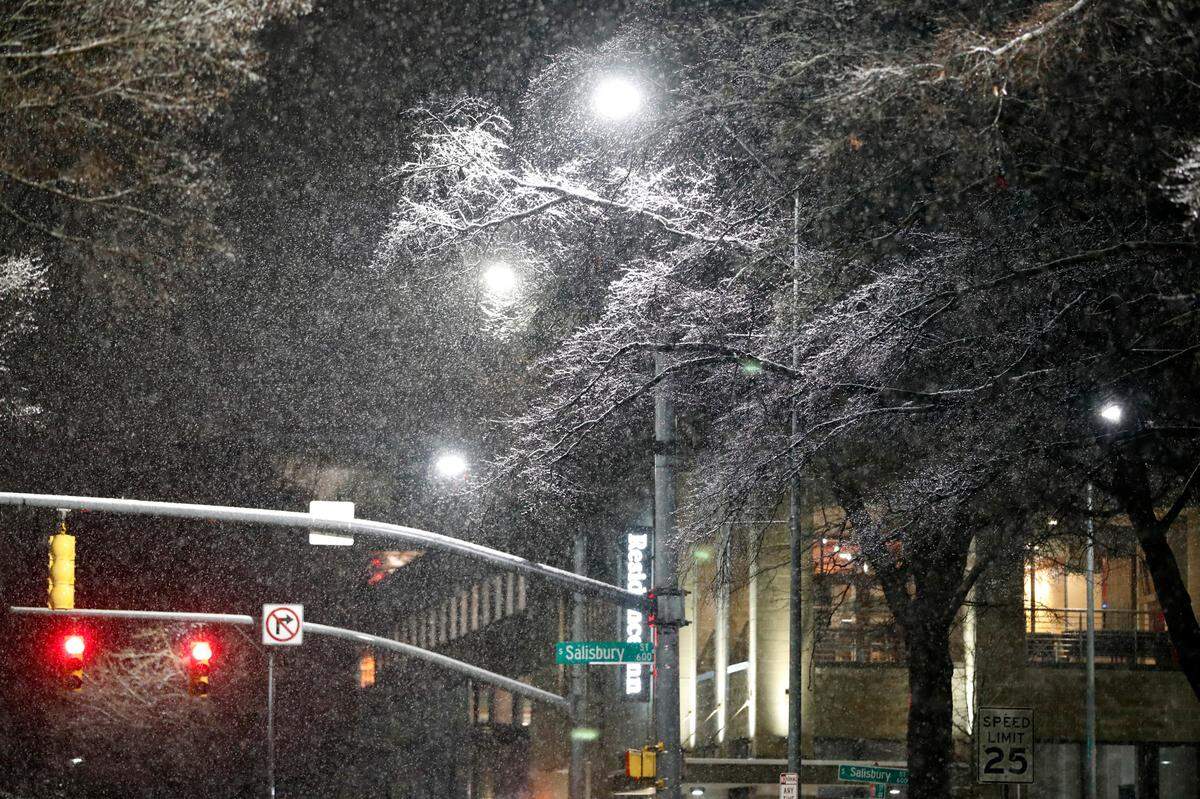 Snow falls in downtown Raleigh, N.C. early Thursday morning, January 28, 2021.