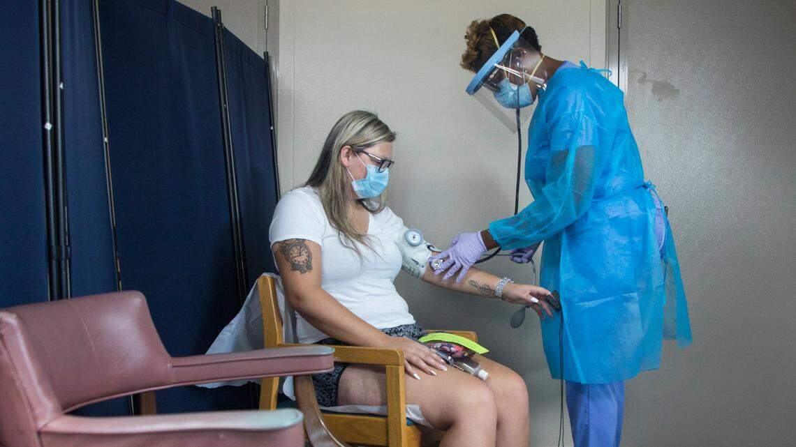 How are Charlotte doctors using COVID antiviral pills and antibody treatments?