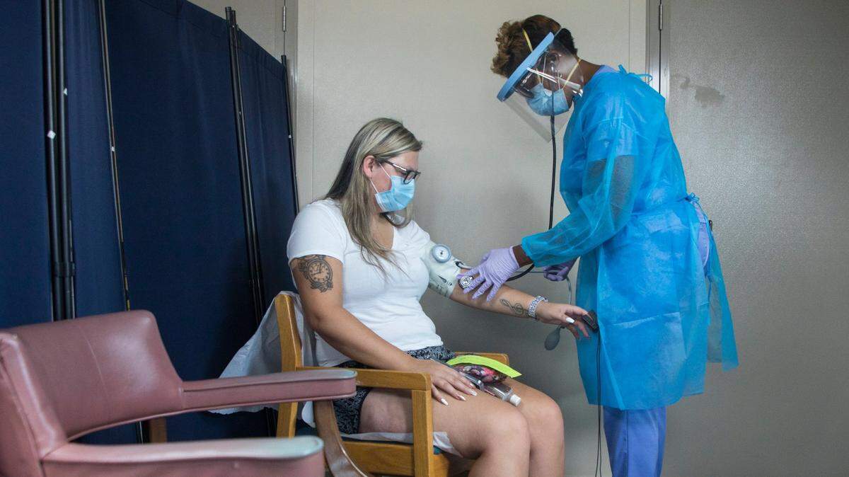 How are Charlotte doctors using COVID antiviral pills and antibody treatments?