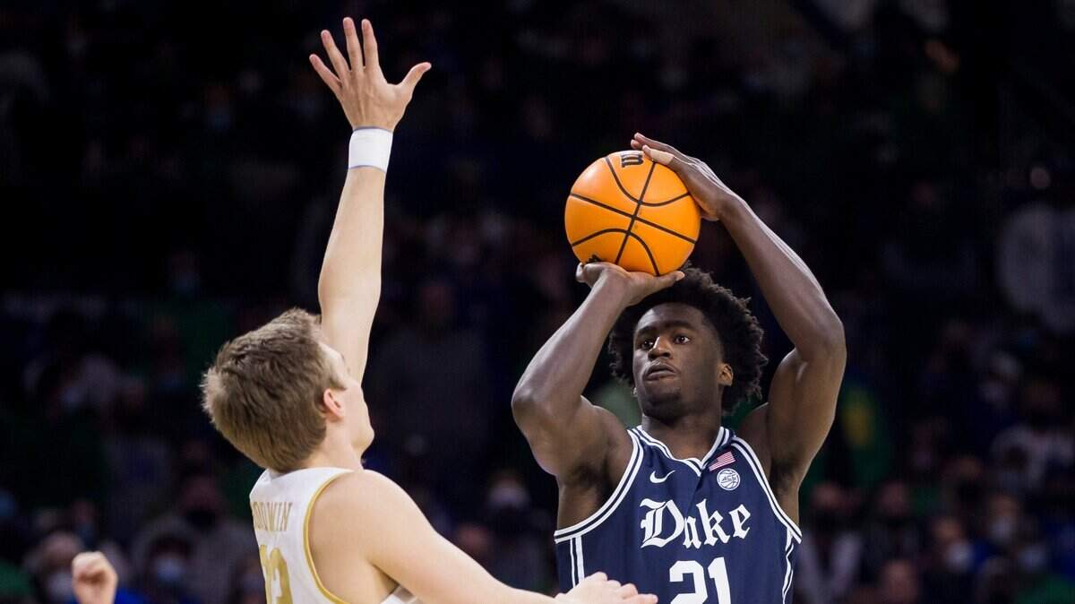 Duke’s AJ Griffin (21) shoots over Notre Dame’s Dane Goodwin (23) during the first half of an NCAA college basketball game Monday, Jan. 31, 2022, in South Bend, Ind. (AP Photo/Robert Franklin)