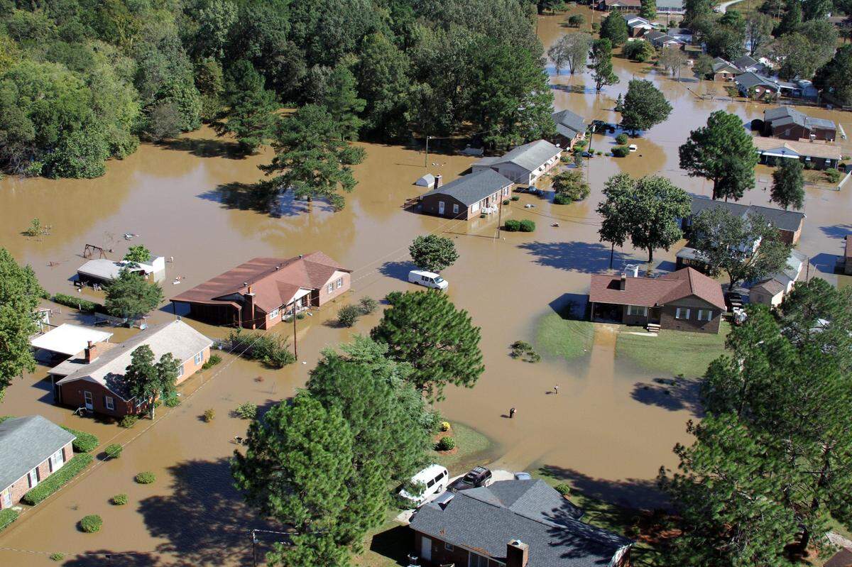 Flood waters surround several houses in Rocky Mount, N.C. near the Tar River Oct. 10, 2016.  Heavy rains from Hurricane Matthew casued extensive flooding in eastern North Carolina. 