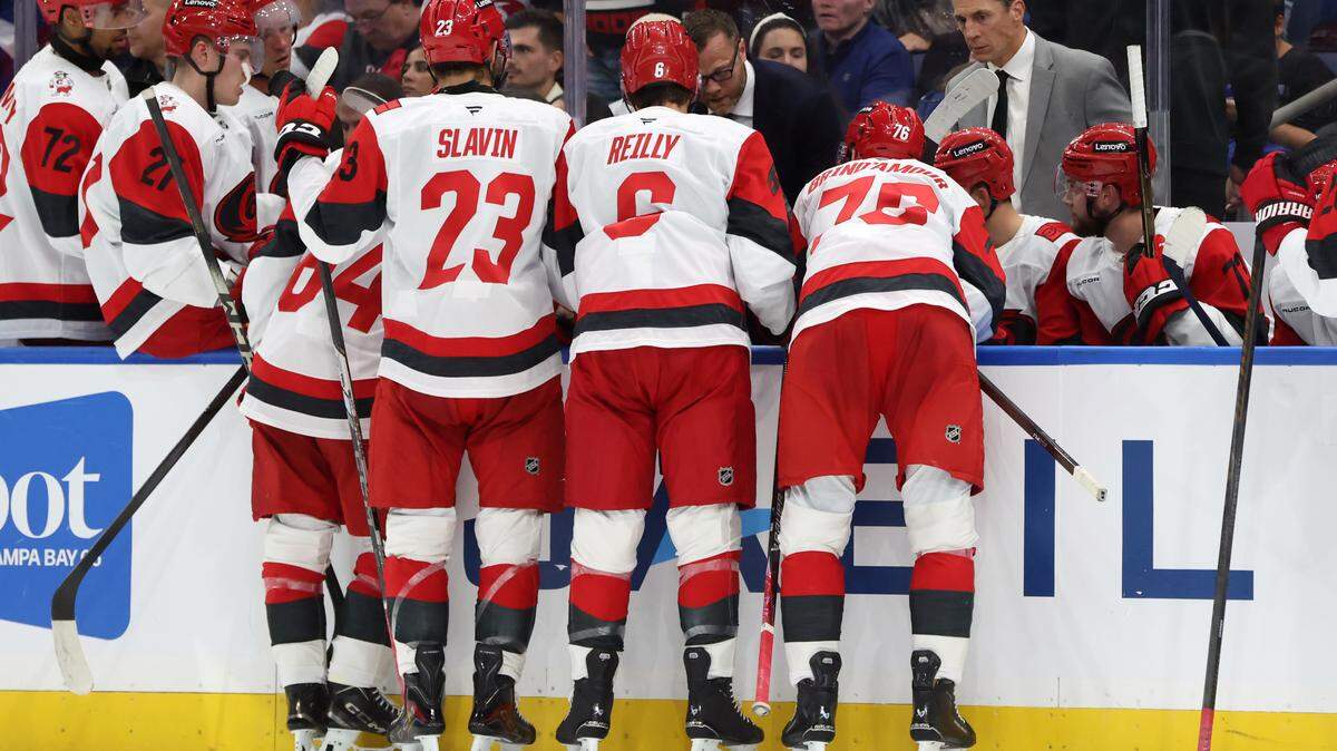 Carolina Hurricanes head coach Rod Brind'Amour talks with the team against the Tampa Bay Lightning during the second period at Benchmark International Arena. 