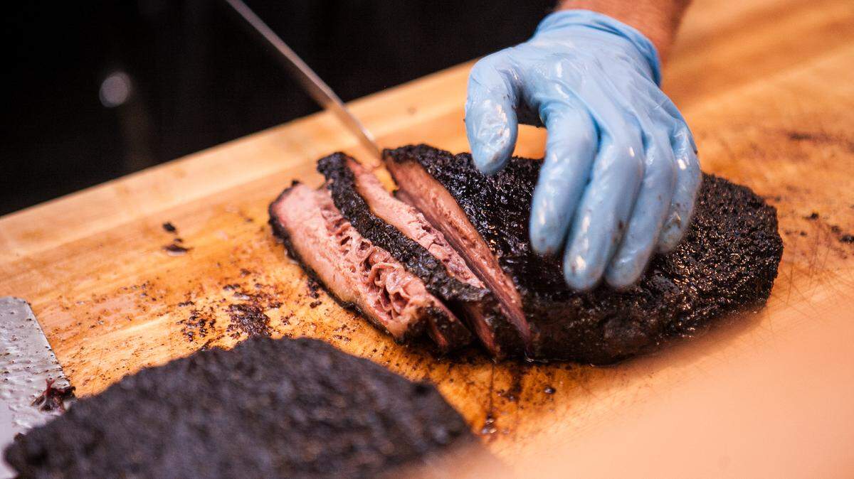 One of the most popular and acclaimed barbecue spots in the south, Texas-style Lewis Barbecue, has plans for a new Raleigh restaurant.