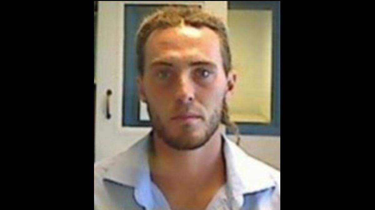 Accused flasher Zane Reynolds escaped police custody Tuesday in Manteo, North Carolina.