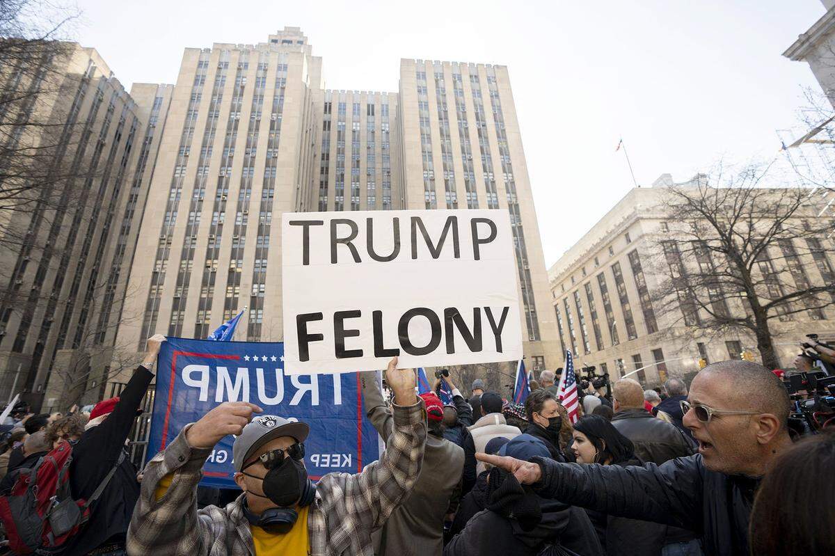 Protestors stand outside of Manhattan Criminal Courthouse on Tuesday, April 4, 2023.