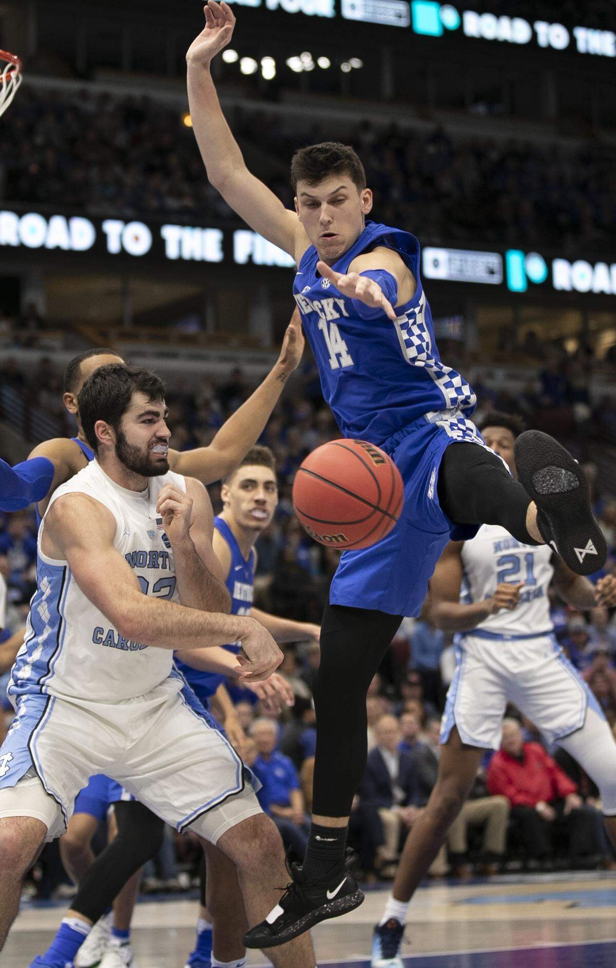 Kentucky’s Tyler Herro (14) defends North Carolina’s Luke Maye (32) during the second half of the 2018 CBS Sports Classic on Saturday, December 22, 2018 at United Center in Chicago, Illinois.