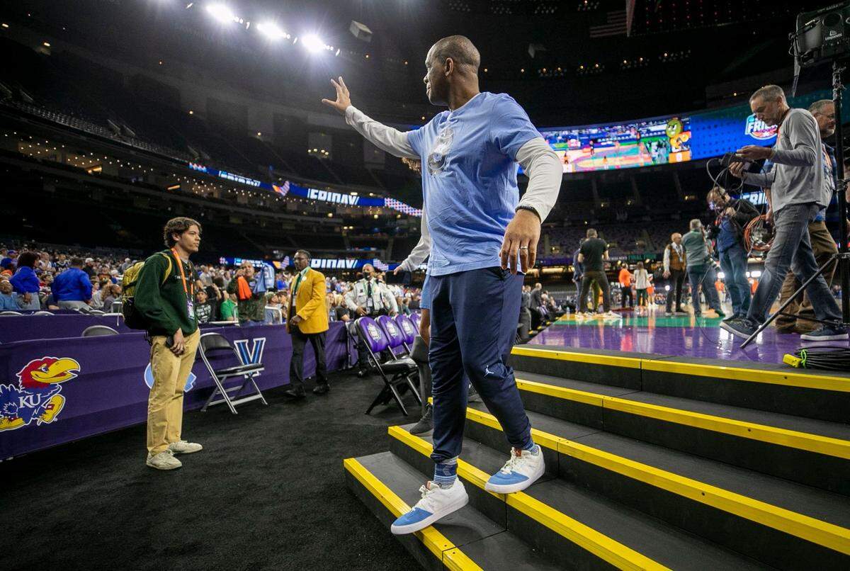 North Carolina coach Hubert Davis waves to fans as he steps off the court following the Tar Heels practice at the NCAA Final Four on Friday, April 1, 2022 at Caesars Superdome in New Orleans, La.