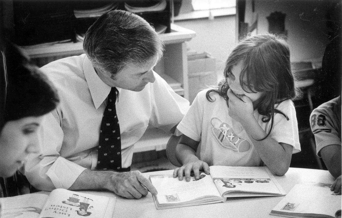 Dee Dee Passmoer reads from books with Gov. Jim Hunt in 1978.