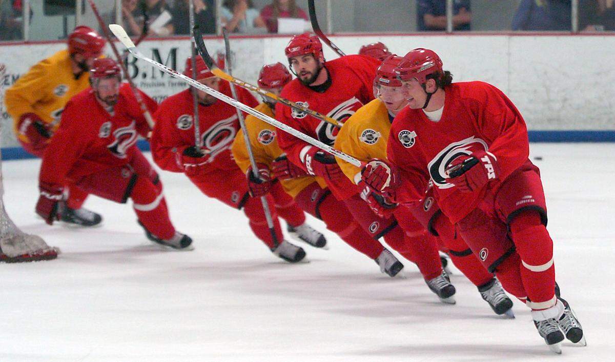 Rod Brind'Amour, right, then-captain of the Carolina Hurricanes, takes the team on a sprint during practice at the RecZone in Raleigh in 2006.