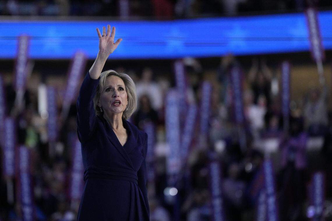 Aug 21, 2024; Chicago, IL, USA; Gwen Walz during the third day of the Democratic National Convention at the United Center. Mandatory Credit: Mike De Sisti-USA TODAY