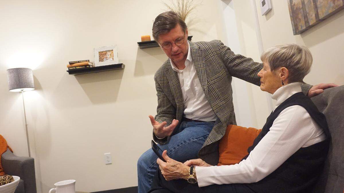 K4Connect CEO Scott Moody talks with a senior resident.