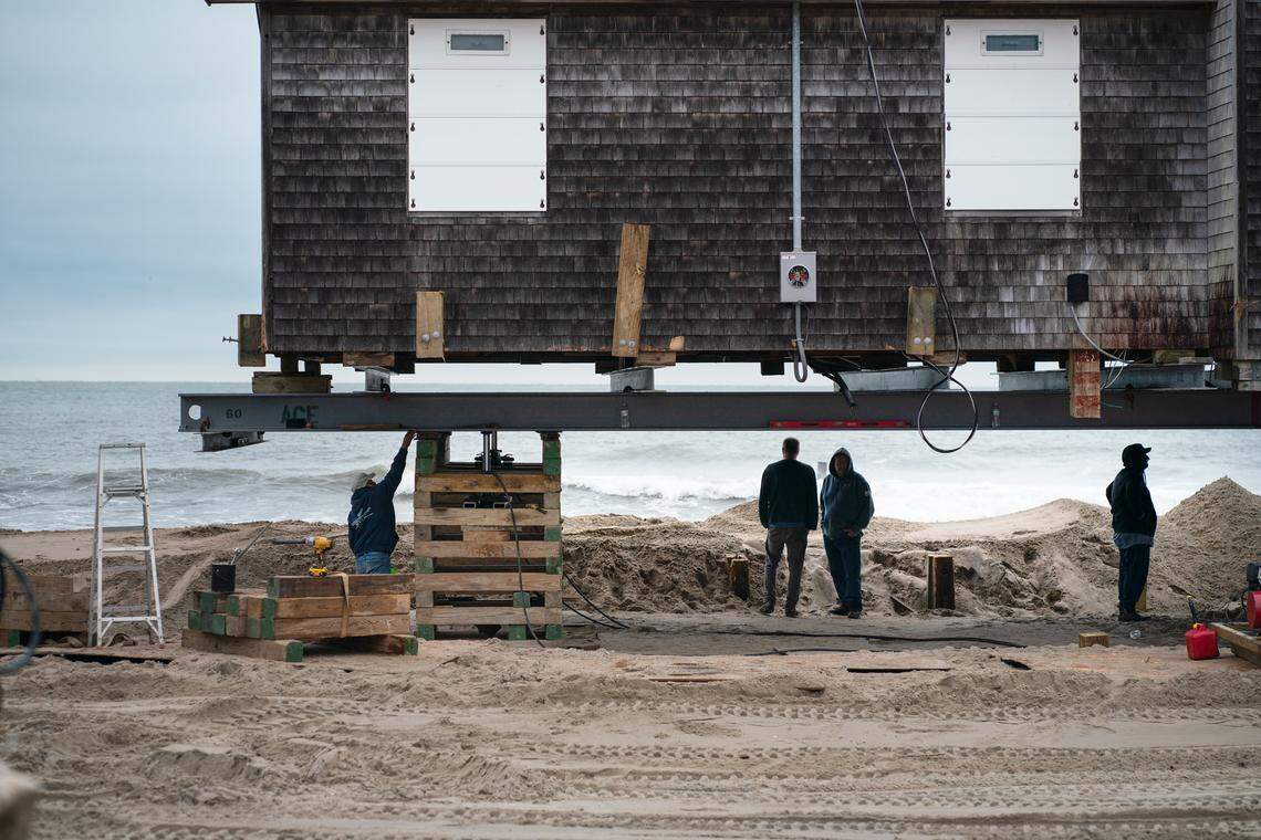 House movers make the final preparations to move Lat and Debby Williams’ coastal home in Buxton.