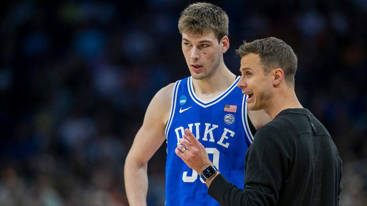 Duke coach Jon Scheyer talks with Kyle Filipowski (30) in the second half against Tennessee during the second round of the NCAA Tournament on Saturday, March 18, 2023 at the Amway Center in Orlando, Fla.