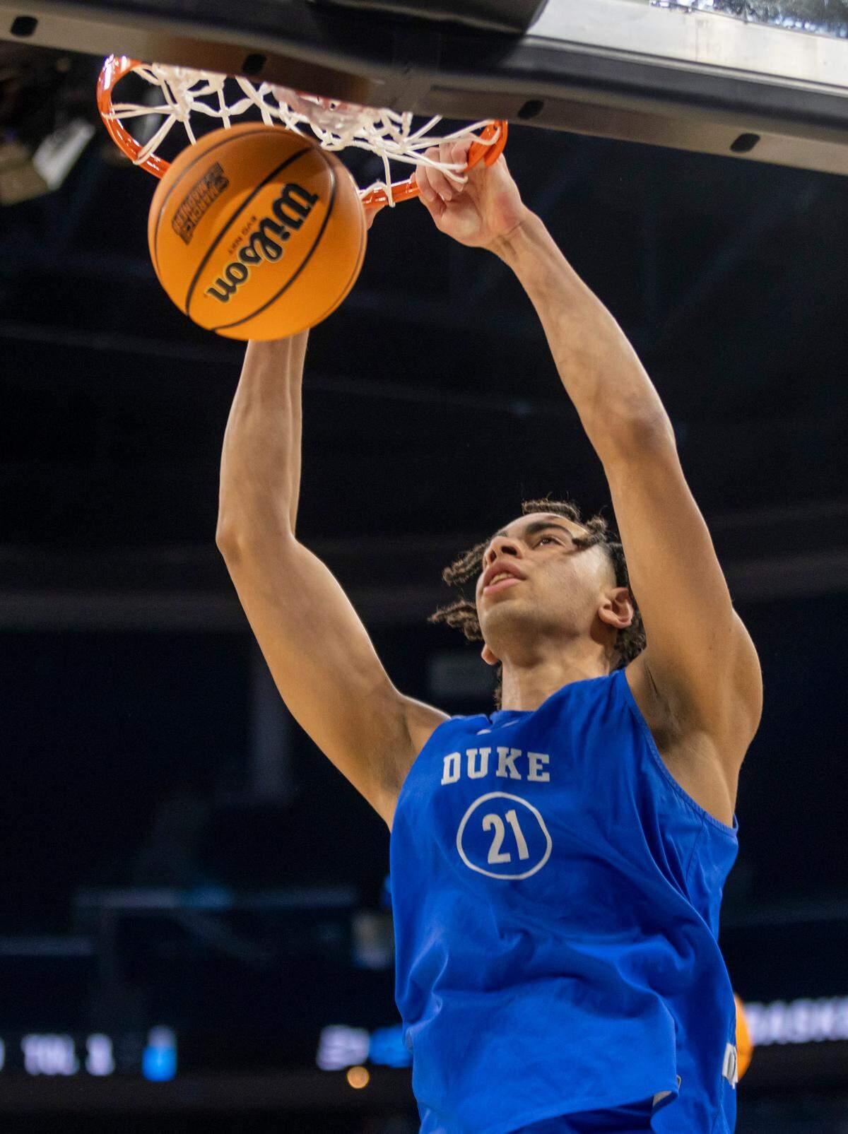 Duke’s Christian Reeves (21) goes to the basket for a dunk during the Blue Devils’ practice on Wednesday, March 15, 2023 at the Amway Center in Orlando, Fla.