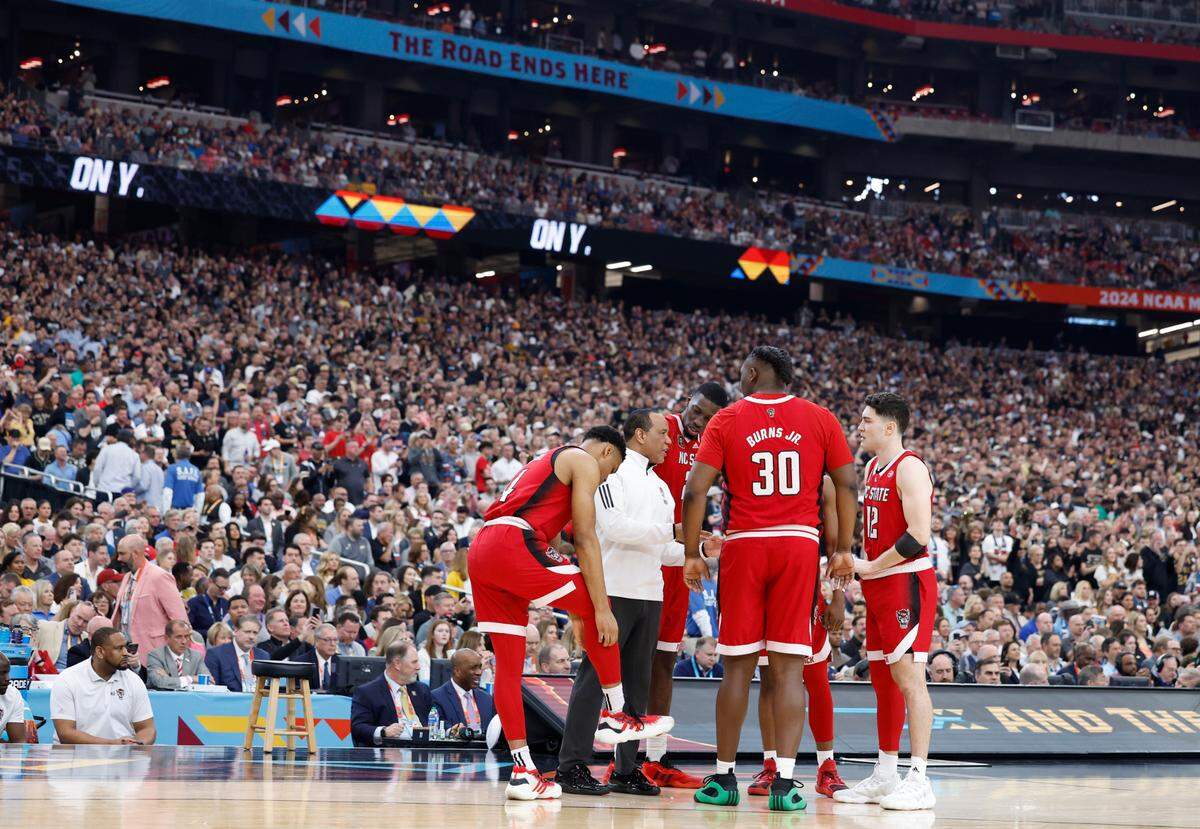 NC State coach Kevin Keatts juggles with his players at the beginning of their NCAA Final Four game agains Purdue.