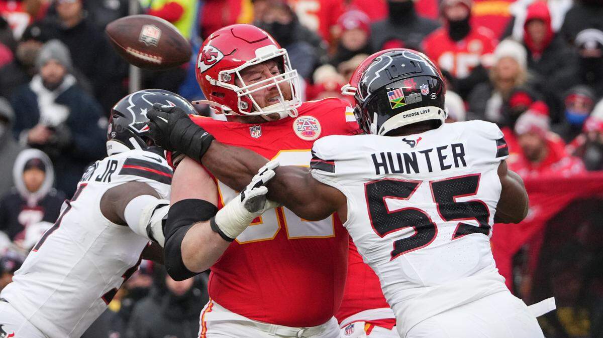 Kansas City Chiefs guard Joe Thuney (62) blocks Houston Texans defensive end Danielle Hunter (55) during the 2025 AFC divisional round game at GEHA Field at Arrowhead Stadium in January 2025.