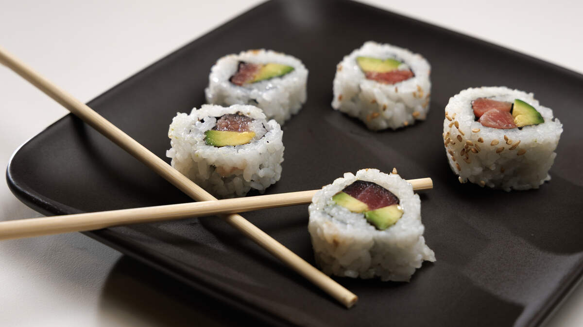 We tried 5 Raleigh grocery store sushi rolls. These are best for your lunch brea...
