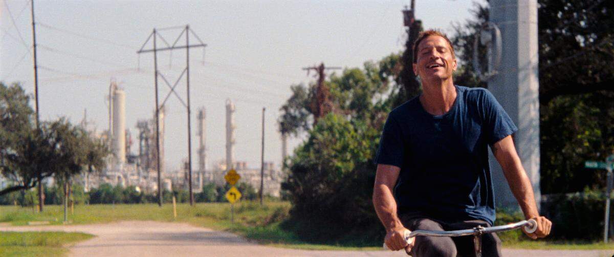 “Red Rocket” stars Simon Rex as a washed-up porn star who returns to his hometown. It was written by Sean Baker and Chris Bergoch.