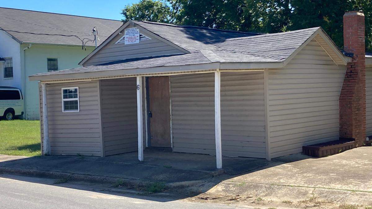 Jessica Peacock hopes zoning changes will allow her to open a community grocery on this corner of Levister Court and Fayettvile St. near downtown Raleigh. (N&O photo)