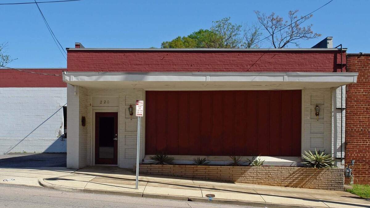 A downtown Raleigh property sold for $2.6 million to a developer last month, the latest transaction on a rapidly growing block of Davie Street. 220 W. Davie St. was the former home of Mort’s Trophies.
