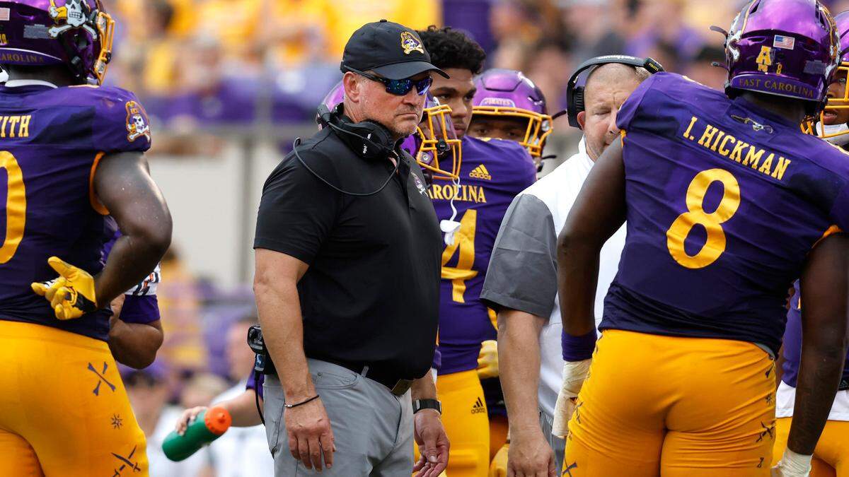 East Carolina head coach Mike Houston meets with his team during the second half of N.C. State’s 21-20 victory over ECU at Dowdy-Ficklen Stadium in Greenville, N.C., Saturday, Sept. 3, 2022.
