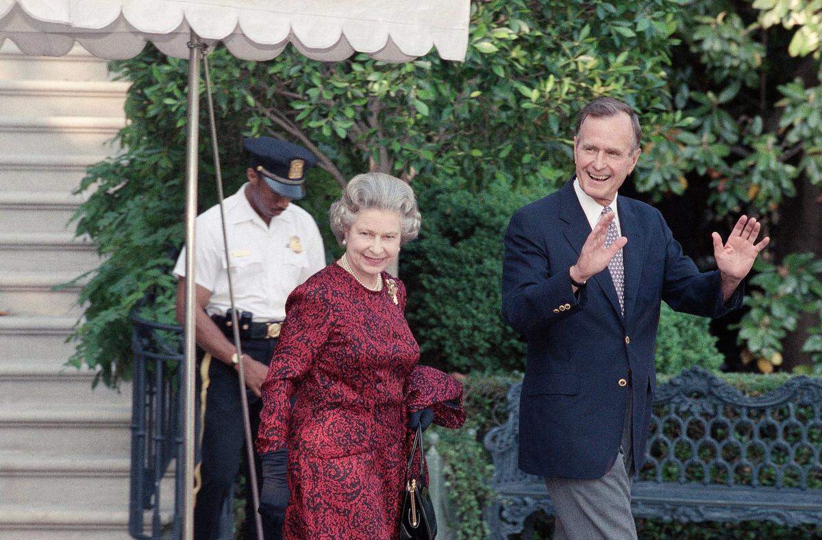 In this Wednesday, 15, 1991 file photo, US President George H.W. Bush escorts Queen Elizabeth II from the White House to a helicopter en route to Baltimore to watch her first major league baseball game, in Washington.