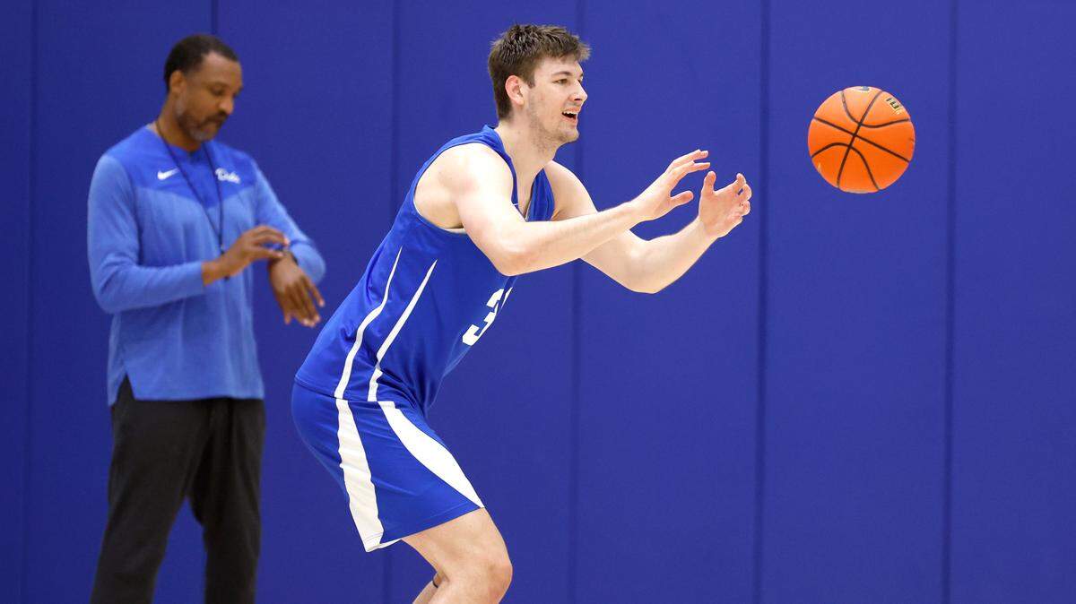 Duke’s Kyle Filipowski (30) pulls in the pass during the basketball team’s workout at the K Center practice courts in Durham, N.C., Wednesday, July 12, 2023. Associate head coach Chris Carrawell stands to the left.