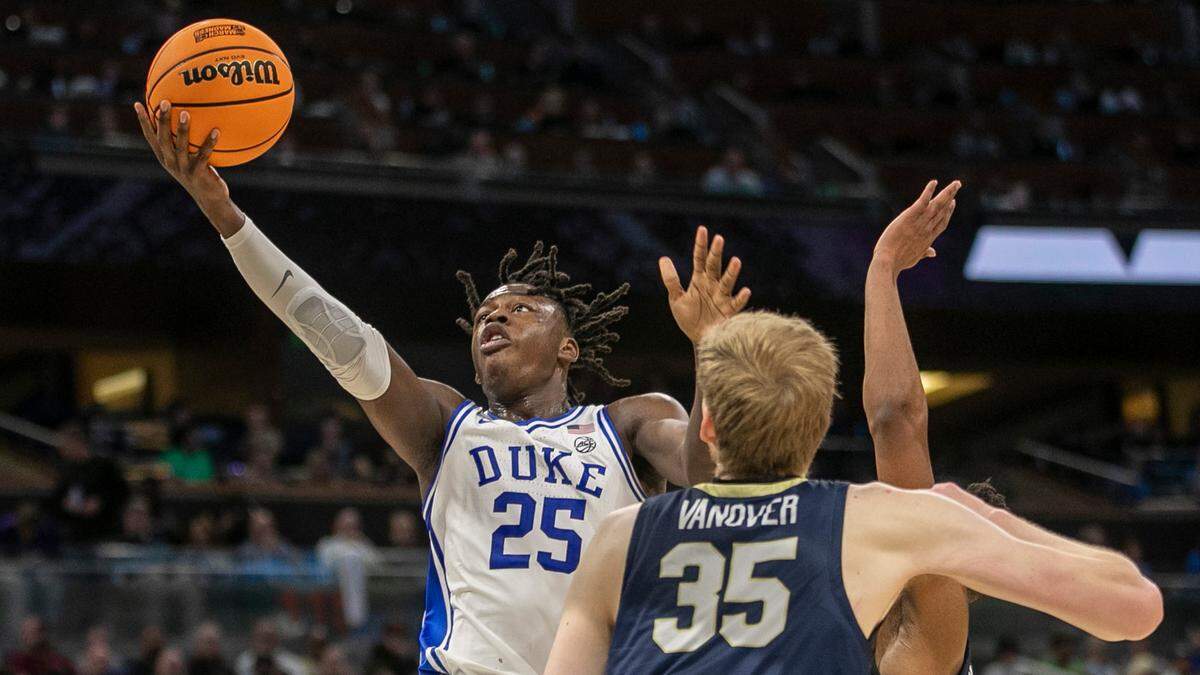 Duke’s Mark Mitchell (25) drives to the basket against Oral Roberts’ Patrick Mwamba (32) and Connor Vanover (35) in the second half during the first round of the NCAA Tournament on Thursday, March 16, 2023 at the Amway Center in Orlando, Fla.