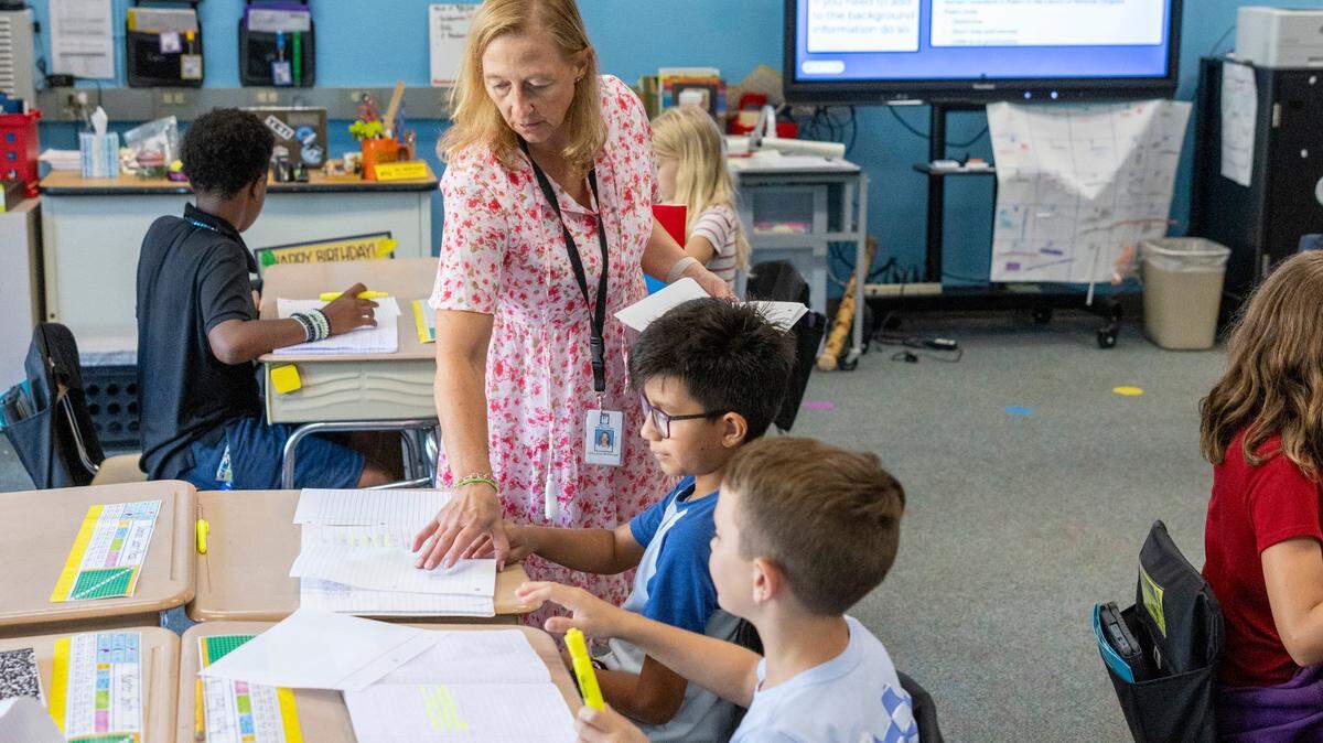 Laura Jean McDougal teaches a fourth-grade class at Rand Road Elementary School in Garner on Wednesday, Sept. 6, 2023. A new national study says Wake County has returned to pre-pandemic levels of academic achievement.