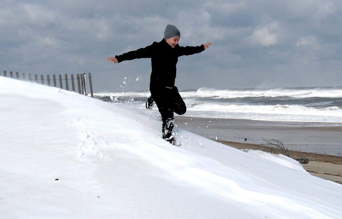 Nathan Stanley, 12 , of Abington, Va. runs through a snowdrift in Nags Head on Jan. 4, 2018.