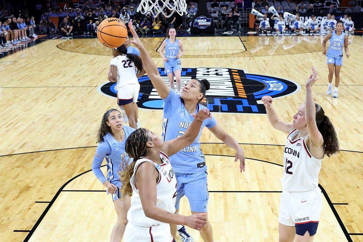 Sarah Strong (21) of the UConn Huskies and Taissa Queiroz (26) of UNC reach for the ball during the second quarter of the teams’ NCAA Women’s Basketball Tournament Sweet 16 game at Dickies Arena on March 27, 2026 in Fort Worth, Texas.