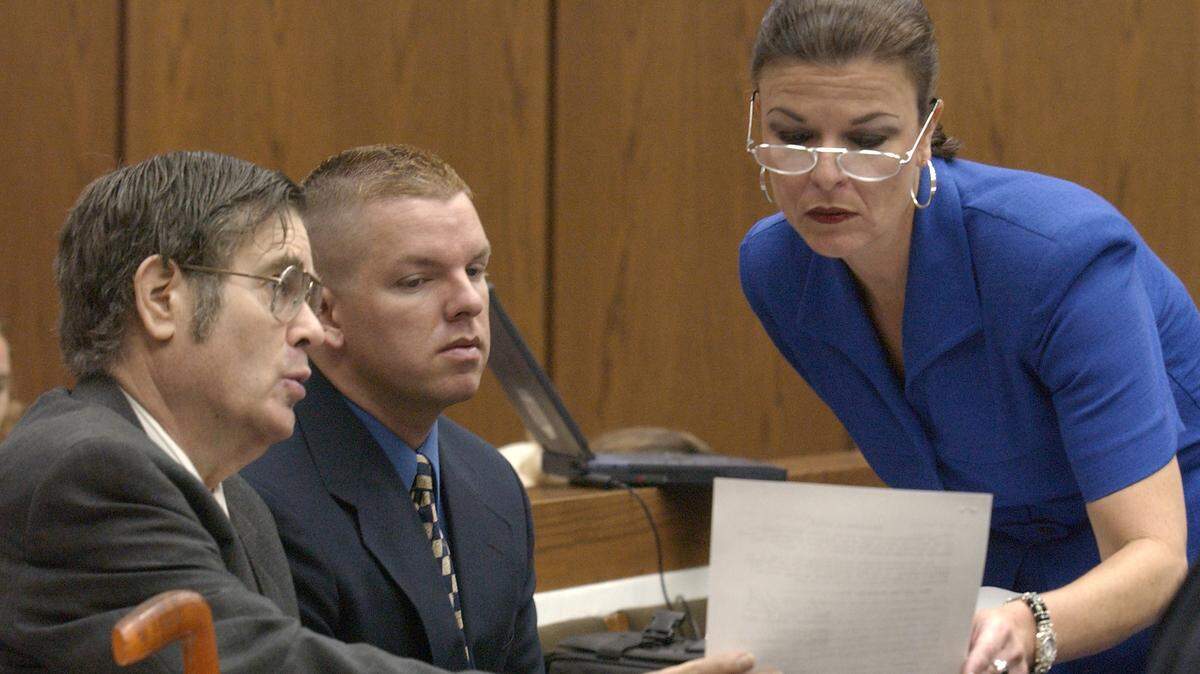 Durham attorney Tom Loflin (left), self-described male escort Brent Wolgamott (center), 28, of Raleigh, N.C., and Durham assistant DA Freda Black look over an email the former Fort Bragg soldier testified about in the Michael Peterson murder trial.