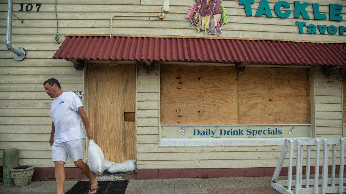 Morehead City Mayor Pro Tempore Richard Porter places sandbags around the Tackle Box Tavern in Atlantic Beach. The bar which boasts that it stays open 365 days per year closed it’s doors Wednesday, Sept. 12, 2018 in anticipation of Hurricane Florence.