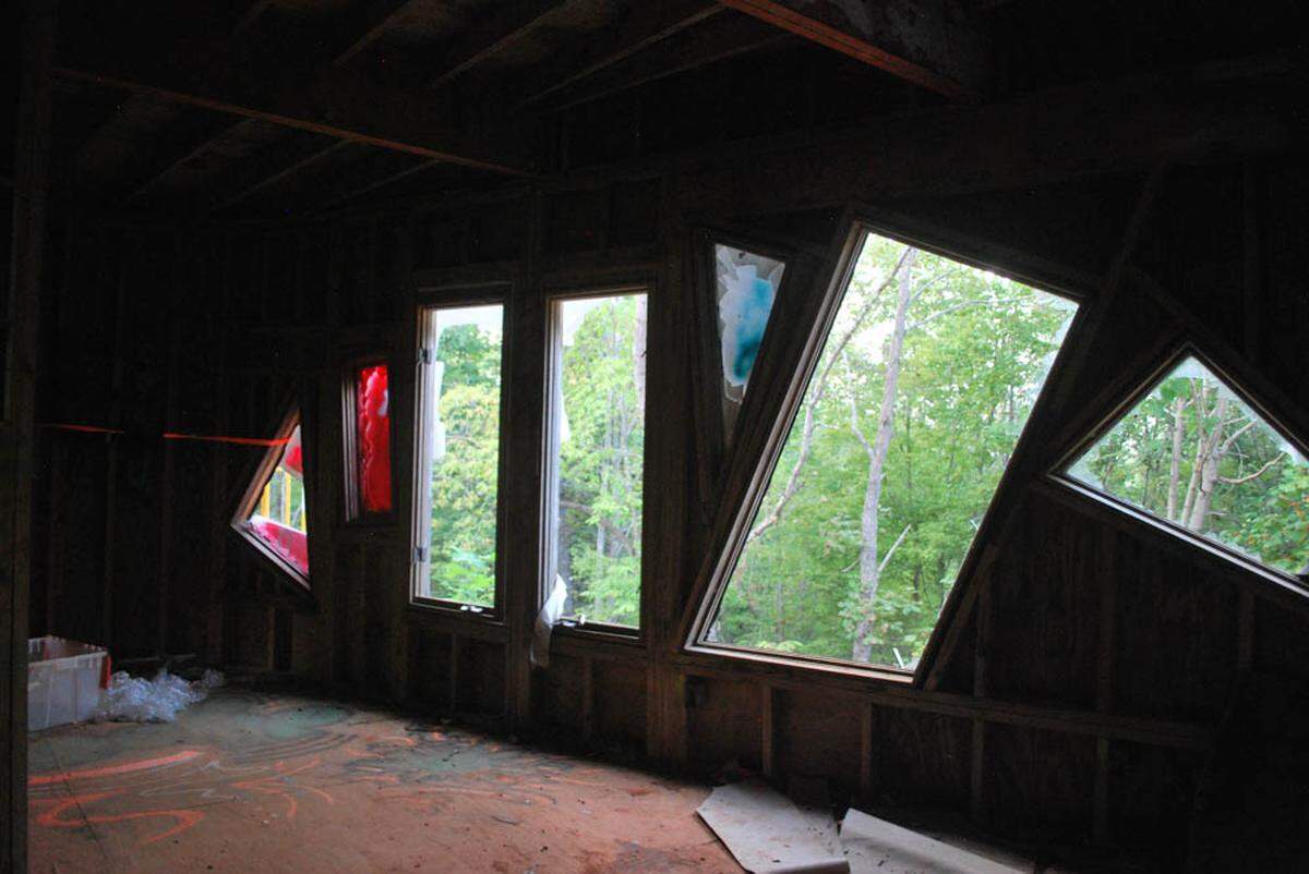 Artist Robert Mihaly built Castle Mont Rouge in Rougemont, but halted his work for other projects. Mihaly began restoring it, but not before vandalism stole some of its former glory. Almost all of the windows are broken or simply unfinished.