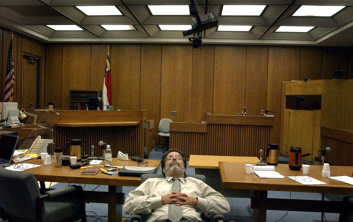 Defense attorney David Rudolf listens to an MP3 player during the second day of deliberations of the Michael Peterson murder trial in Durham, NC October 7, 2003.
