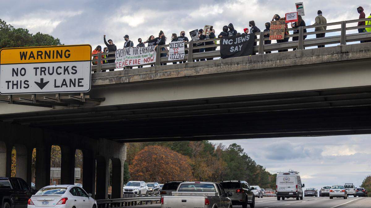 On busy travel day, Triangle protesters take to I-40 overpass to call for Gaza cease-fire