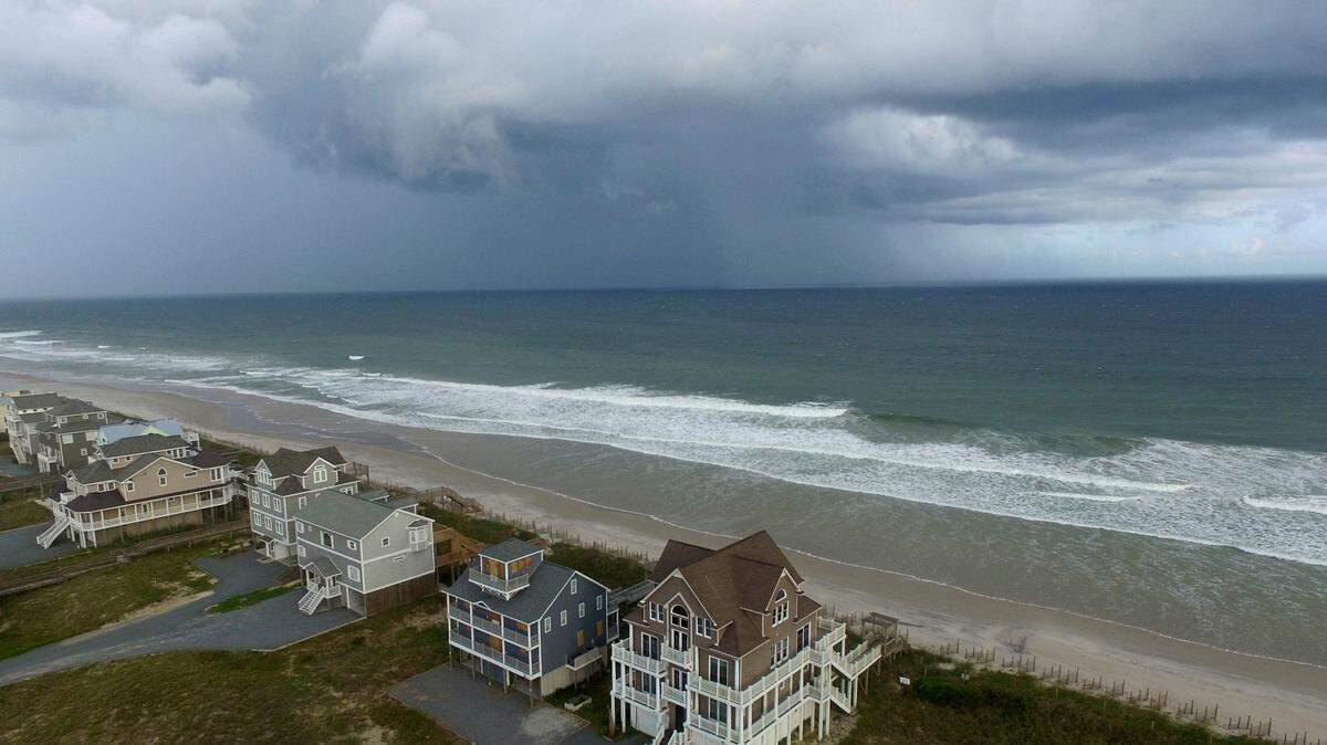 Live webcams: Watch Tropical Storm Ian’s effects on NC beaches and traffic