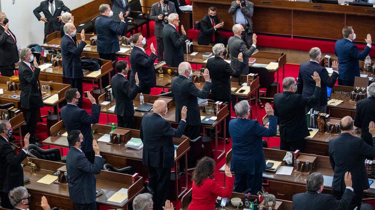 House of Representatives members take the oath of office in the House chamber Wednesday Jan. 13, 2021 at the North Carolina General Assembly.